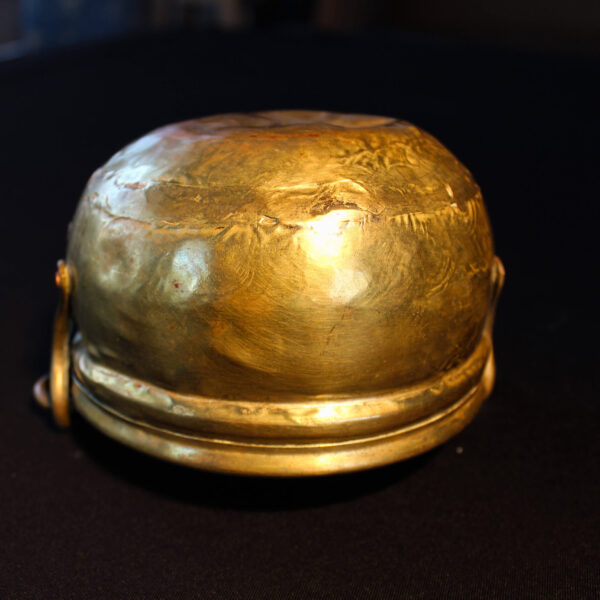 1900’lü yılların başlarına tarihlenen bu pirinçten yapılmış küçük kova, yaklaşık 500 ml hacmiyle dönemin gündelik yaşamında kullanılan işlevsel bir parçadır. sade ama zarif formu, hem kullanım amacını hem de dönemin el işçiliğini yansıtır. küçük su kovaları, özellikle mutfaklarda, sofralarda ya da temizlik sırasında pratik bir yardımcı olarak tercih edilirdi. bugün ise hem dekoratif bir obje hem de nostaljik bir hatıra niteliği taşıyan bu pirinç kova, geçmişin gündelik ritüellerini ve 20. yüzyıl başlarının yaşam kültürünü günümüze taşır.