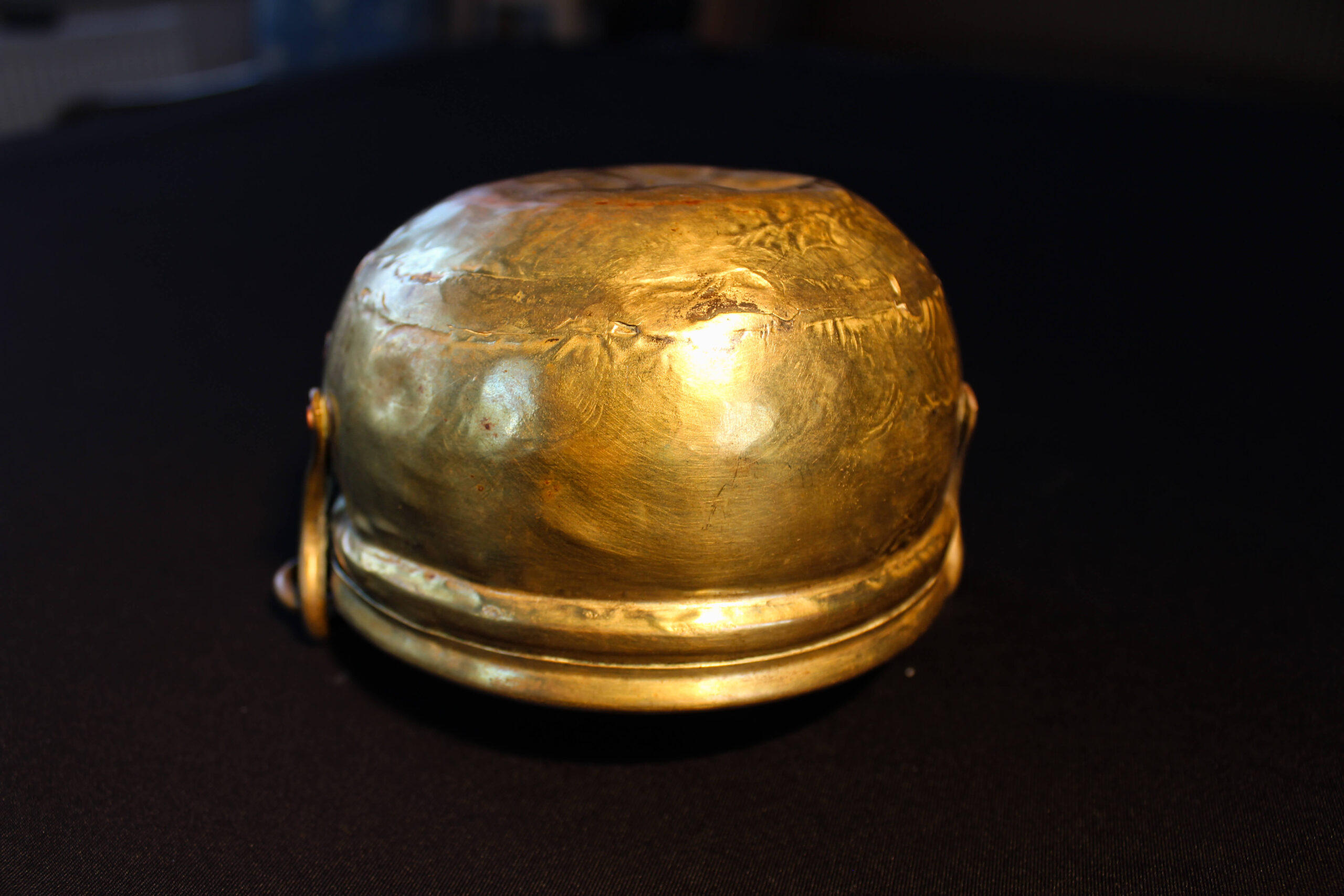 1900’lü yılların başlarına tarihlenen bu pirinçten yapılmış küçük kova, yaklaşık 500 ml hacmiyle dönemin gündelik yaşamında kullanılan işlevsel bir parçadır. sade ama zarif formu, hem kullanım amacını hem de dönemin el işçiliğini yansıtır. küçük su kovaları, özellikle mutfaklarda, sofralarda ya da temizlik sırasında pratik bir yardımcı olarak tercih edilirdi. bugün ise hem dekoratif bir obje hem de nostaljik bir hatıra niteliği taşıyan bu pirinç kova, geçmişin gündelik ritüellerini ve 20. yüzyıl başlarının yaşam kültürünü günümüze taşır. 1900’lü yılların başlarına tarihlenen bu pirinçten yapılmış küçük kova, yaklaşık 500 ml hacmiyle dönemin gündelik yaşamında kullanılan işlevsel bir parçadır. sade ama zarif formu, hem kullanım amacını hem de dönemin el işçiliğini yansıtır. küçük su kovaları, özellikle mutfaklarda, sofralarda ya da temizlik sırasında pratik bir yardımcı olarak tercih edilirdi. bugün ise hem dekoratif bir obje hem de nostaljik bir hatıra niteliği taşıyan bu pirinç kova, geçmişin gündelik ritüellerini ve 20. yüzyıl başlarının yaşam kültürünü günümüze taşır.