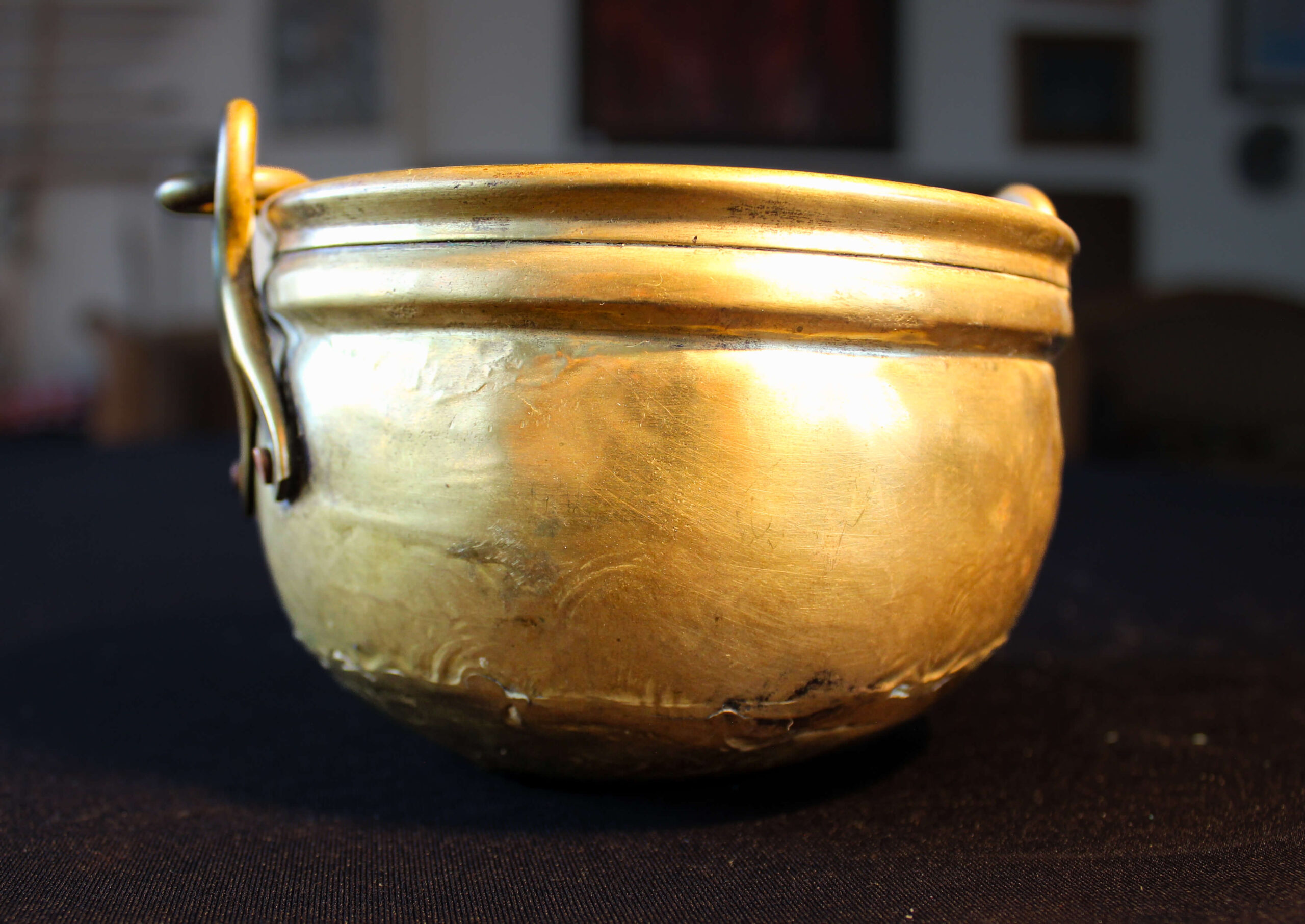 1900’lü yılların başlarına tarihlenen bu pirinçten yapılmış küçük kova, yaklaşık 500 ml hacmiyle dönemin gündelik yaşamında kullanılan işlevsel bir parçadır. sade ama zarif formu, hem kullanım amacını hem de dönemin el işçiliğini yansıtır. küçük su kovaları, özellikle mutfaklarda, sofralarda ya da temizlik sırasında pratik bir yardımcı olarak tercih edilirdi. bugün ise hem dekoratif bir obje hem de nostaljik bir hatıra niteliği taşıyan bu pirinç kova, geçmişin gündelik ritüellerini ve 20. yüzyıl başlarının yaşam kültürünü günümüze taşır. 1900’lü yılların başlarına tarihlenen bu pirinçten yapılmış küçük kova, yaklaşık 500 ml hacmiyle dönemin gündelik yaşamında kullanılan işlevsel bir parçadır. sade ama zarif formu, hem kullanım amacını hem de dönemin el işçiliğini yansıtır. küçük su kovaları, özellikle mutfaklarda, sofralarda ya da temizlik sırasında pratik bir yardımcı olarak tercih edilirdi. bugün ise hem dekoratif bir obje hem de nostaljik bir hatıra niteliği taşıyan bu pirinç kova, geçmişin gündelik ritüellerini ve 20. yüzyıl başlarının yaşam kültürünü günümüze taşır.